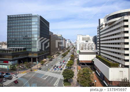 福岡市渡辺通一丁目交差点から天神方面を見た風景 137845697