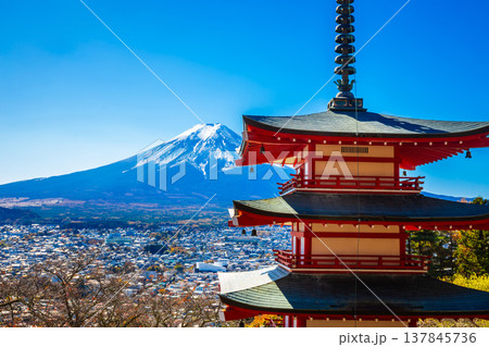 Chureito Red Pagoda is a five-story pagoda with a beautiful backdrop of Mount Fuji, a popular and famous place considered a symbol of Japan. Chureito Red Pagoda is a five-story pagoda with a beautiful backdrop of Mount Fuji, a popular and famous place considered a symbol of Japan. 137845736
