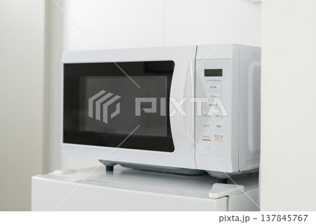 冷蔵庫の上に置かれた電子レンジ 冷蔵庫の上に置かれた電子レンジ 137845767