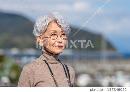 旅行するシニア女性 旅行するシニア女性 137846022