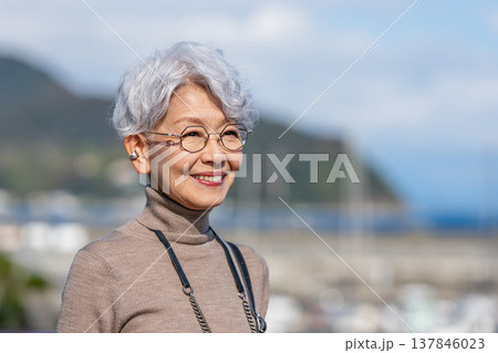 旅行するシニア女性 137846023
