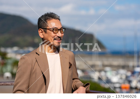 旅行を楽しむシニア男性 旅行を楽しむシニア男性 137846026