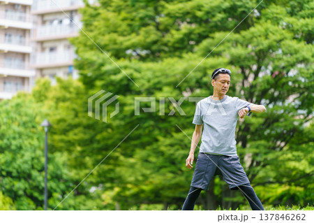 ストレッチをするシニアの男性 137846262
