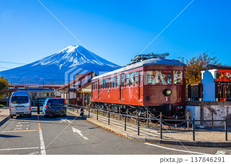 Kawaguchiko Station is connected to many train and bus lines and is an important tourist destination with the backdrop of Mount Fuji. 137846291