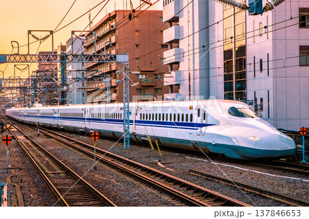日本の横浜都市景観インバウンド続く…新横浜駅に差しかかる新幹線（上り・N700A）などを望む 137846653