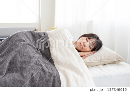 ベッドで眠る若い女性 ベッドで眠る若い女性 137846916