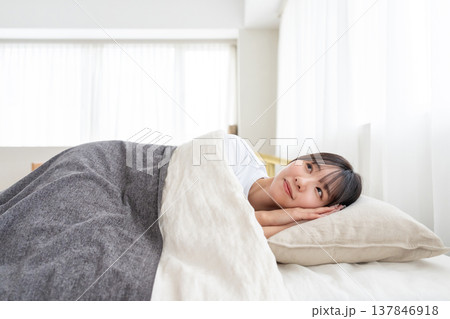 ベッドで眠る若い女性 ベッドで眠る若い女性 137846918