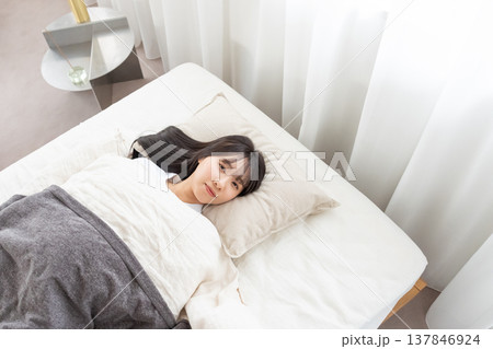 睡眠をとる若い女性 137846924