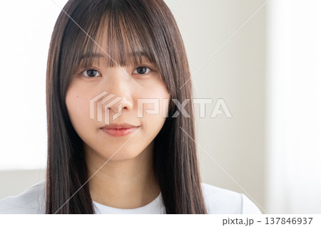 見つめる女性 137846937