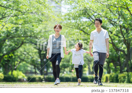 公園でウォーキングをする家族 公園でウォーキングをする家族 137847318