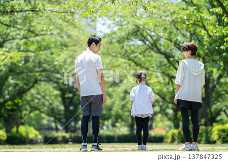 公園を散歩する親子 137847325