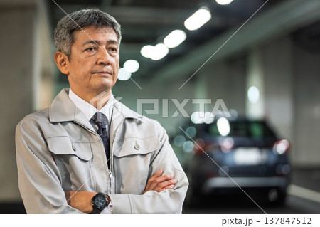 作業服を着たミドルの男性 作業服を着たミドルの男性 137847512