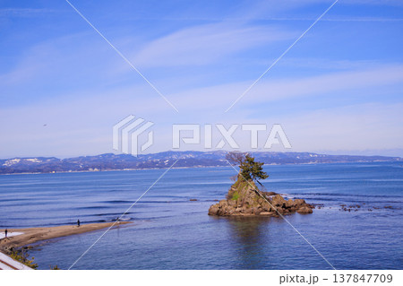 真冬の富山雨晴海岸の絶景 真冬の富山雨晴海岸の絶景 137847709