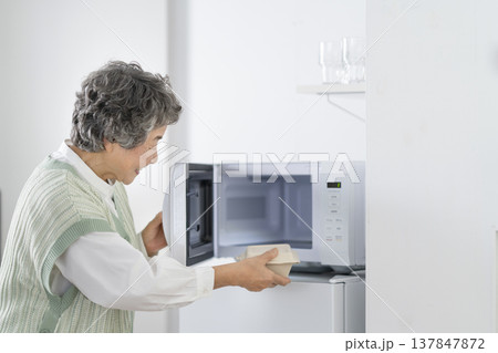 電子レンジで食品を温めるシニア女性 137847872