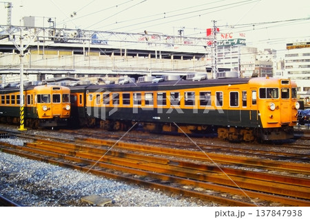 国鉄153系、左・低運転台クハ153-68、右・高運転台クハ153-518、川崎、1982年8月6日 国鉄153系、左・低運転台クハ153-68、右・高運転台クハ153-518、川崎、1982年8月6日 137847938
