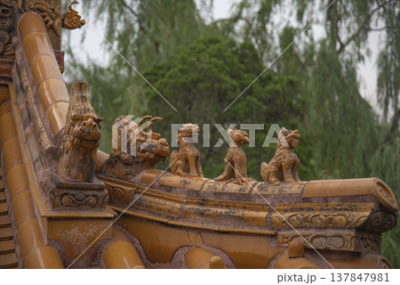 Mythical Roof Figures Wenshou in Forbidden City with copy space 137847981
