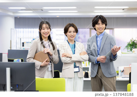ビジネス 上司と部下のポートレート ビジネス 上司と部下のポートレート 137848188