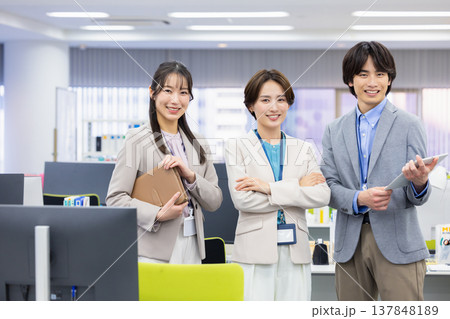 ビジネス 上司と部下のポートレート ビジネス 上司と部下のポートレート 137848189