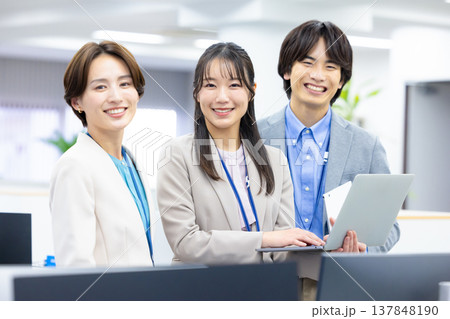 ビジネス 上司と部下のポートレート ビジネス 上司と部下のポートレート 137848190