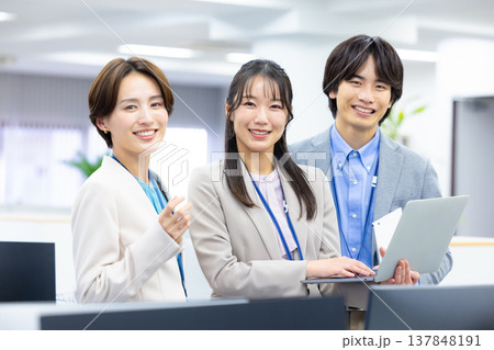 ビジネス　上司と部下のポートレート 137848191