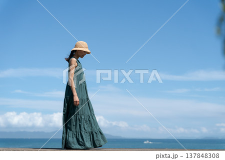 海を眺める女性 137848308