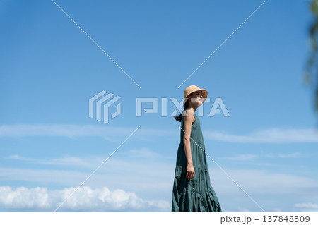 海を眺める女性 137848309