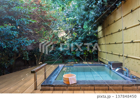 露天風呂 温泉 旅館 撮影協力:伊東緑涌 露天風呂 温泉 旅館 撮影協力:伊東緑涌 137848450