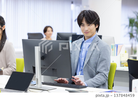 ビジネス　オフィスで働く男性 137848459