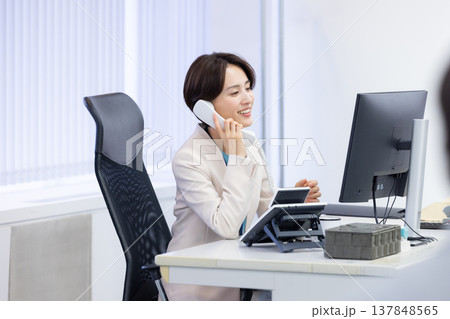 ビジネス オフィスで働く女性 ビジネス オフィスで働く女性 137848565