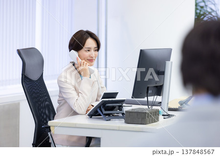 ビジネス オフィスで働く女性 ビジネス オフィスで働く女性 137848567