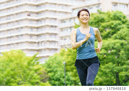 ジョギングをするミドル女性 137848818
