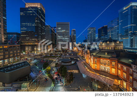 東京駅丸の内駅舎と丸の内駅前広場の夜景【東京都千代田区丸の内】 137848923