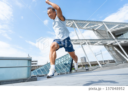 ジャンプするシニア男性 137848952