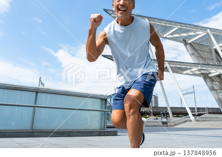 トレーニングをするシニア男性 トレーニングをするシニア男性 137848956