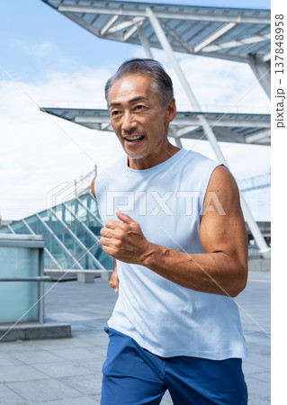トレーニングをするシニア男性 トレーニングをするシニア男性 137848958
