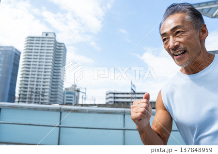 トレーニングをするシニア男性 トレーニングをするシニア男性 137848959