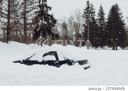 Parking of cars covered with snow. Heavy snowfall covered the road. Car in the snow. Consequences of a snowstorm.Abandoned car on the side of the road. Parking of cars covered with snow. Heavy snowfall covered the road. Car in the snow. Consequences of a snowstorm.Abandoned car on the side of the road. 137848989