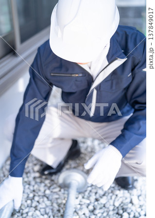 足場材を確認する足場とび職人　顔無し 137849017