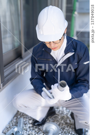 足場材を確認する足場とび職人　顔無し 137849018