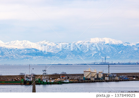 雪景色の氷見市比美乃江公園からの絶景 雪景色の氷見市比美乃江公園からの絶景 137849025