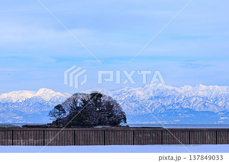 雪景色の氷見市比美乃江公園からの絶景 137849033