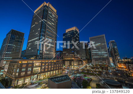 丸の内ビルディング(丸ビル)と丸の内駅前広場の夜景【東京都千代田区丸の内】 丸の内ビルディング(丸ビル)と丸の内駅前広場の夜景【東京都千代田区丸の内】 137849120