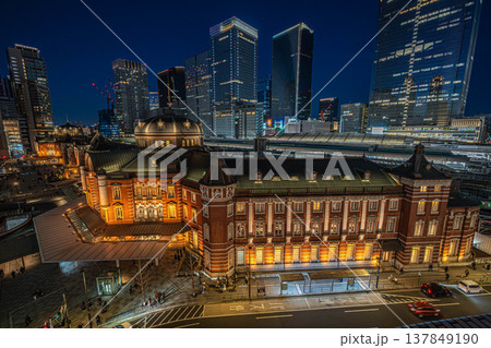 東京駅丸の内駅舎と八重洲の超高層ビル群の夜景【東京都千代田区丸の内】 137849190