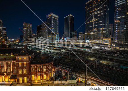 東京駅丸の内駅舎と新幹線が行き交うターミナル駅の夜景【東京都千代田区丸の内】 東京駅丸の内駅舎と新幹線が行き交うターミナル駅の夜景【東京都千代田区丸の内】 137849233