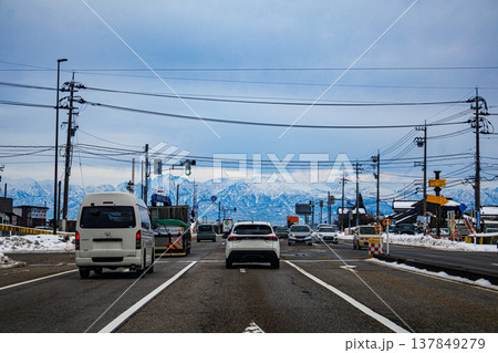 車窓から見た風景　立山連峰が綺麗な富山市街の道路 137849279