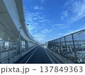 高架道路のカーブと青空 都市高速の交通インフラ風景 137849363