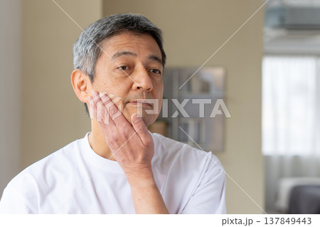 肌トラブルに悩む中年男性 肌トラブルに悩む中年男性 137849443