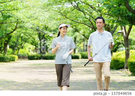 ゴルフをするシニア夫婦 ゴルフをするシニア夫婦 137849656