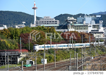 山陰本線(嵯峨野線)京都駅を出発する 特急電車 山陰本線(嵯峨野線)京都駅を出発する 特急電車 137849780