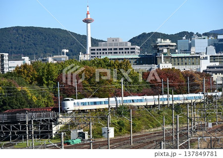 山陰本線(嵯峨野線)京都駅を出発する 特急電車 山陰本線(嵯峨野線)京都駅を出発する 特急電車 137849781